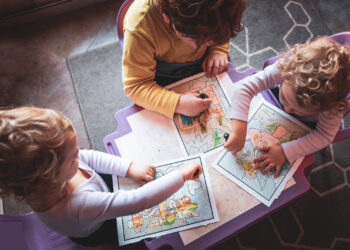 Jeunes enfants faisant des dessins dans une creche - ecole maternelle - vue de dessus