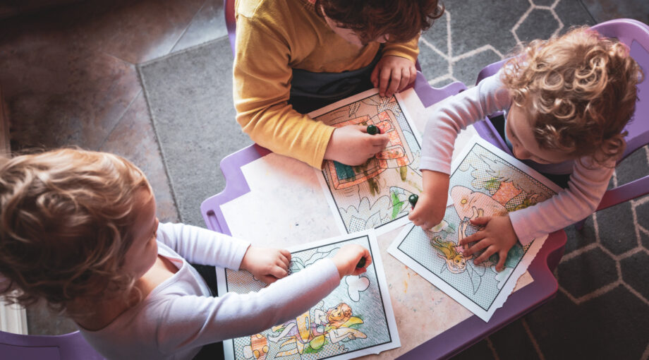 Jeunes enfants faisant des dessins dans une creche - ecole maternelle - vue de dessus